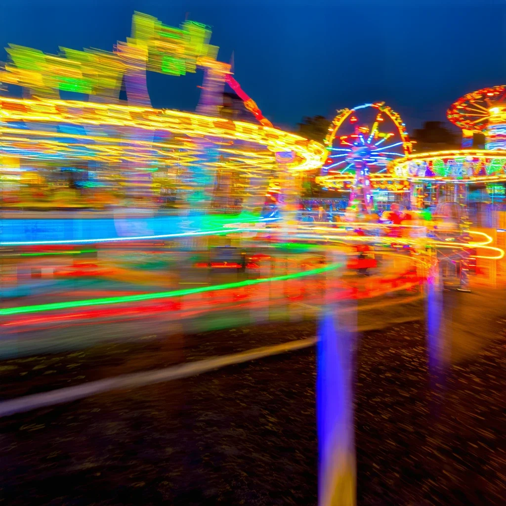 Parques de atracciones (desenfoque de atracciones y luces)